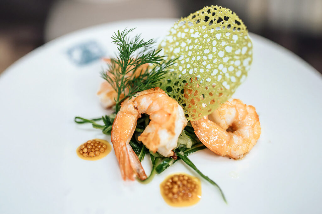 Garnelen angerichtet auf weißem Teller