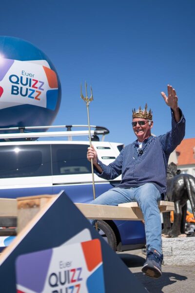 Henning Plotz auf der Wippe vor dem Quizz Buzz