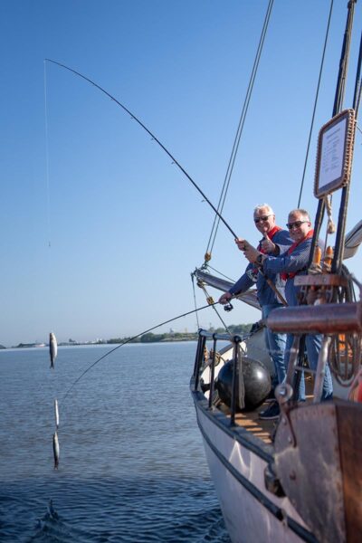 Henning und Rüdi ziehen Heringe aus dem Wasser