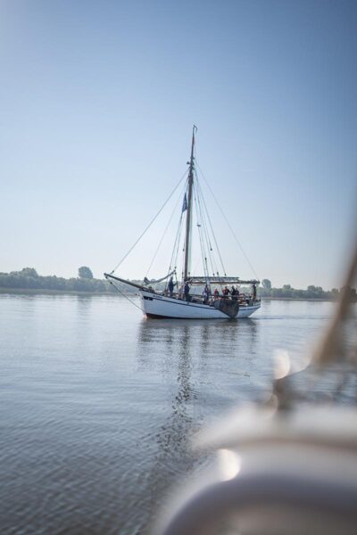 Schiff mit Henning und Rüdi in der Totalen