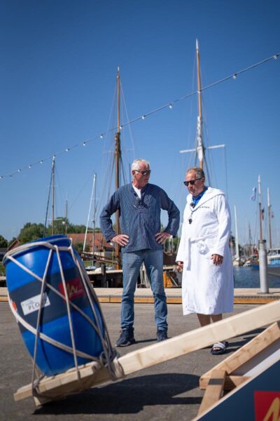 Henning Plotz und Rüdi stehen fachsimpelnd vor der Wippe