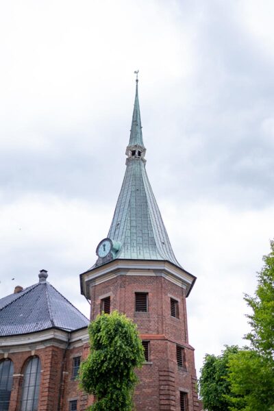 Kirchturm in Wilster vor grauem Himmel