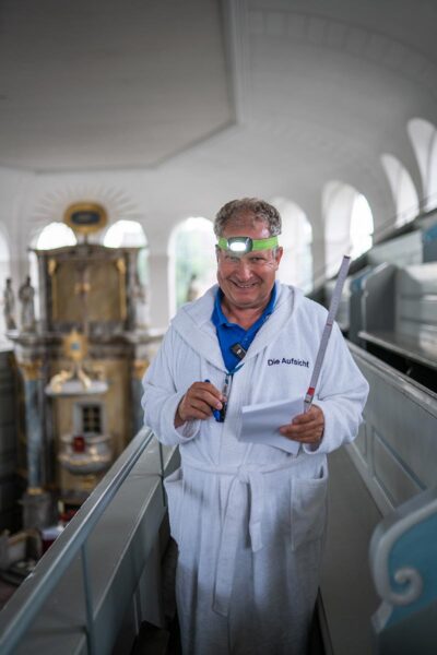 Rüdi freut sich in der Kurche