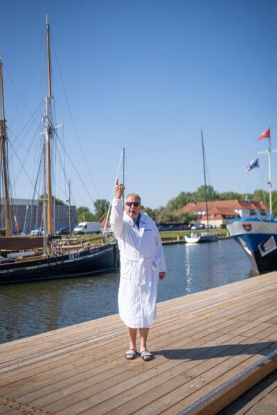 Rüdi mit Pfeife vor dem Glückstädter Hafen