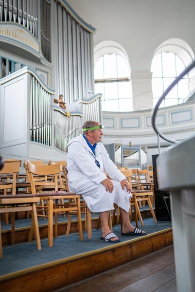 Rüdi ist verzweifelt in der Kirche
