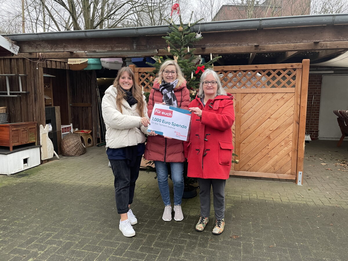 Madeleine heidler mit claudia giese + petra wermke, vorstand tierschutzverein